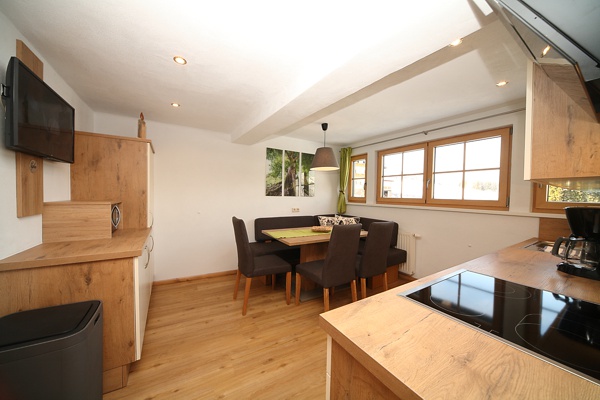 Küche mit Esstisch