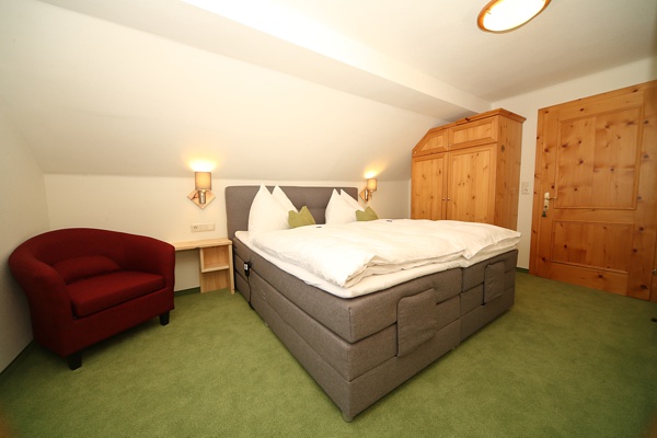 Schlafzimmer mit Doppelbett