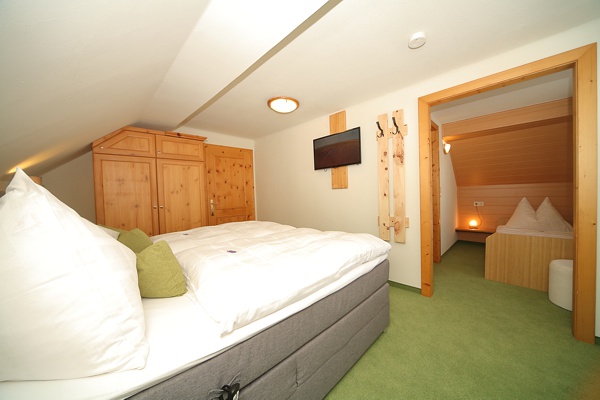 Schlafzimmer mit Doppelbett