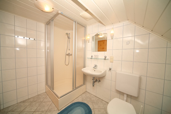 Bad mit Dusche und WC